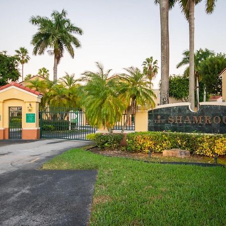 Beautiful 2/2.5 Condo W/Free Parking Fast Wifi Miami Luaran gambar